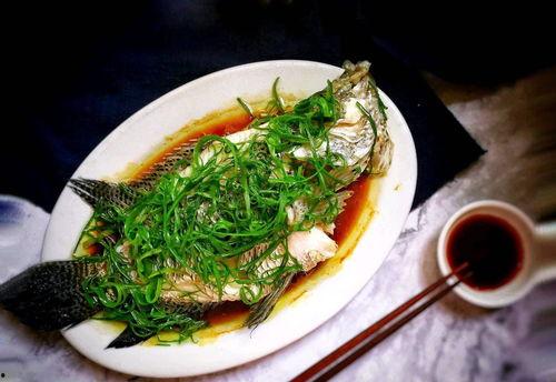 清蒸鱼吃瓜,吃瓜群众共享美味时光