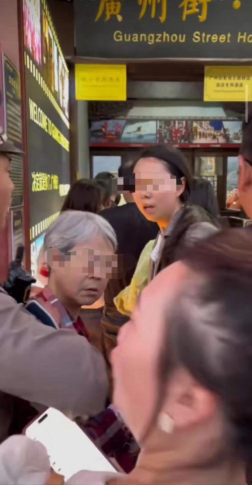 插队母女背后吃瓜,背后吃瓜群众的众生相