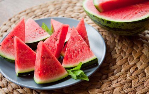 抱板凳吃瓜,揭秘网络热议背后的趣味与真相